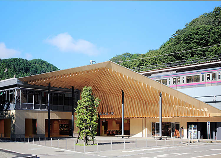 Bangunan stesen kereta api dengan gaya seni moden