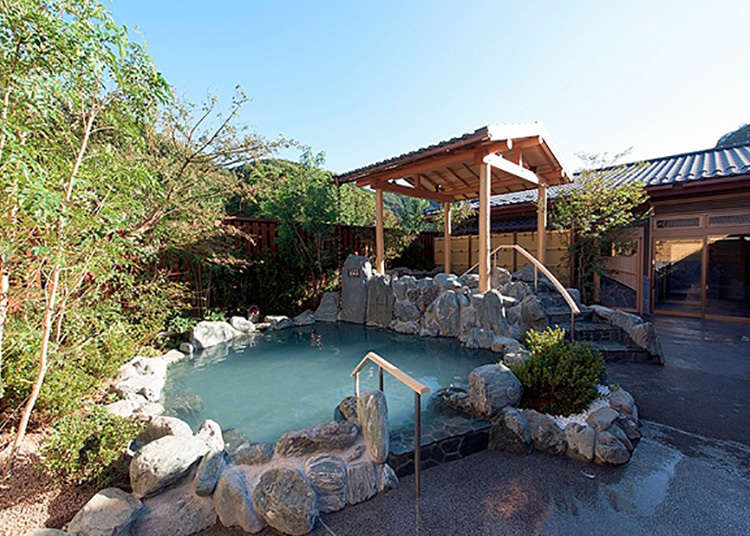Kemudahan higaeri onsen (kolam air panas semula jadi Jepun) di "Gokurakuyu"