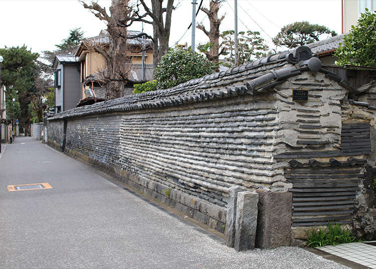 "Tsuiji-bei (Dinding Tsuiji)" yang memberikan suasana bandar kuil di Yanaka