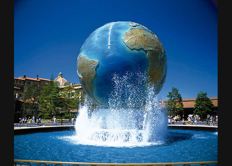 Take a commemorative photo in front of DisneySea Aquasphere