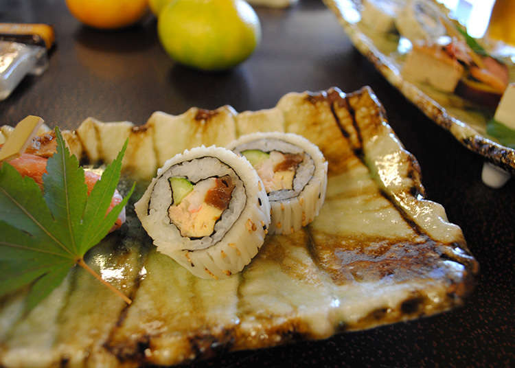 Lapisan atas (Topping) sushi yang unik.