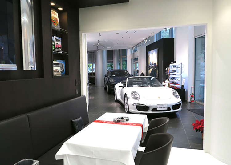 A World First! A Cafe Where You Can Enjoy Tea Time Next to a Porsche Luxury Car