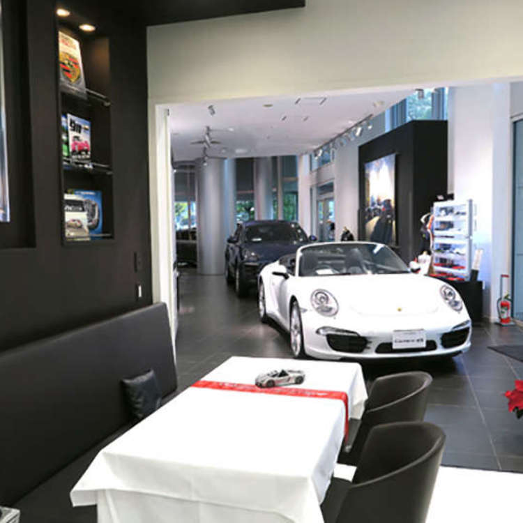 Pertama Di Dunia Bersantai Di Kafe Yang Bersebelahan Dengan Mobil