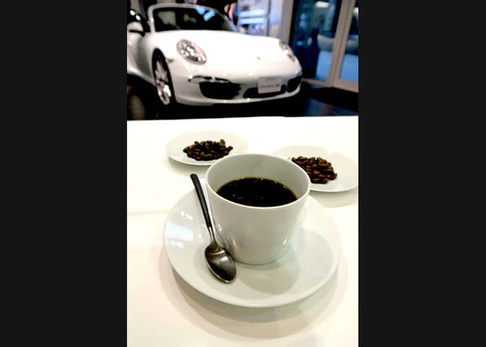 A World First A Cafe Where You Can Enjoy Tea Time Next To A Porsche Luxury Car Live Japan Travel Guide