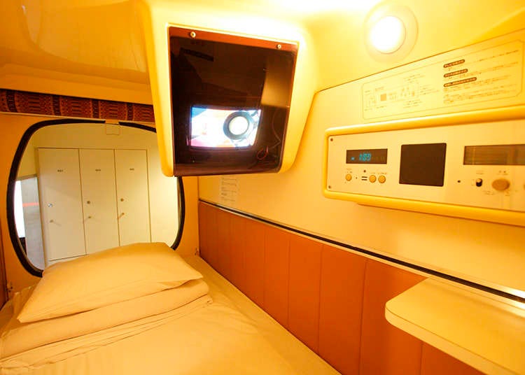 Staying at a Japanese Capsule Hotel: 'Is It Really This Compact?!'
