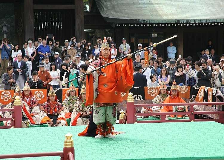 Menyaksikan persembahan tradisional di "Meiji Jingu Haru no Taisai"