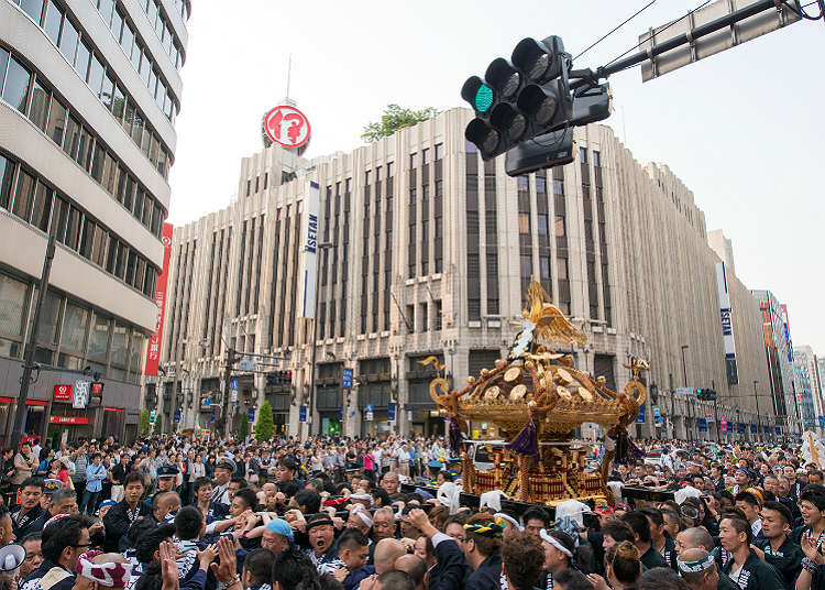 神轿慢步游行的"花园神社例大祭"