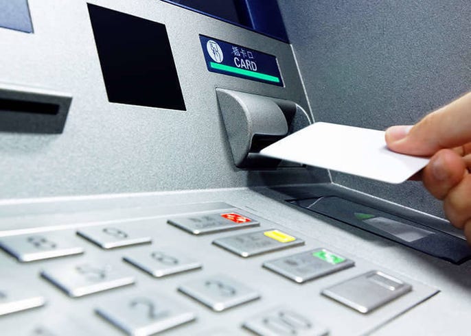 menggunakan kartu atm dan kartu kredit