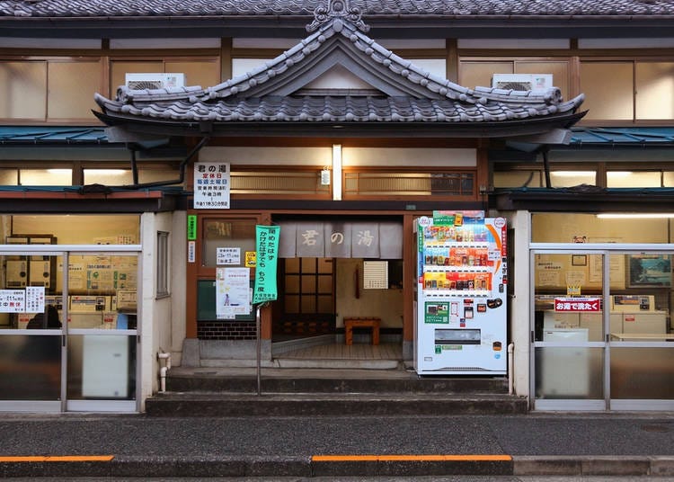 一間澡堂，旁邊設有投幣式洗衣機。圖片來源：Tupungato / Shutterstock.com