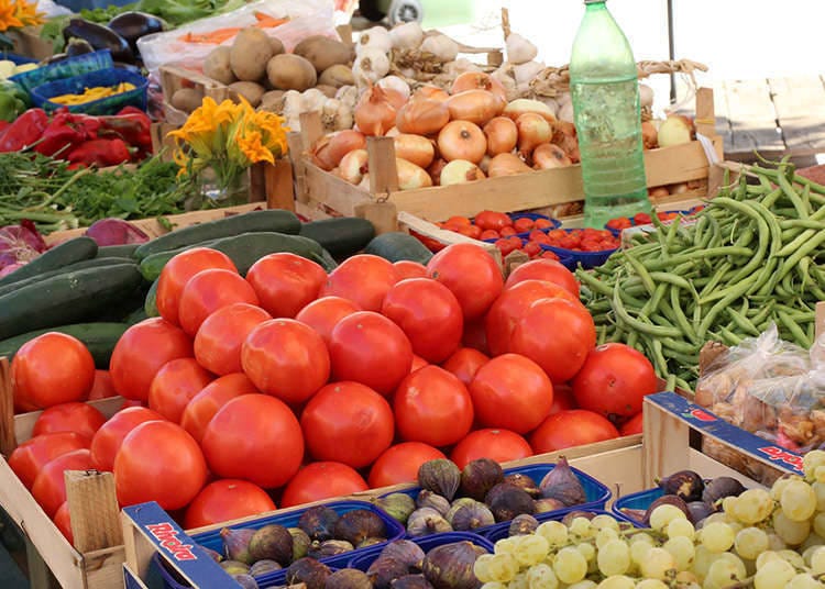 Dapatkan sayuran segar di pasar pagi