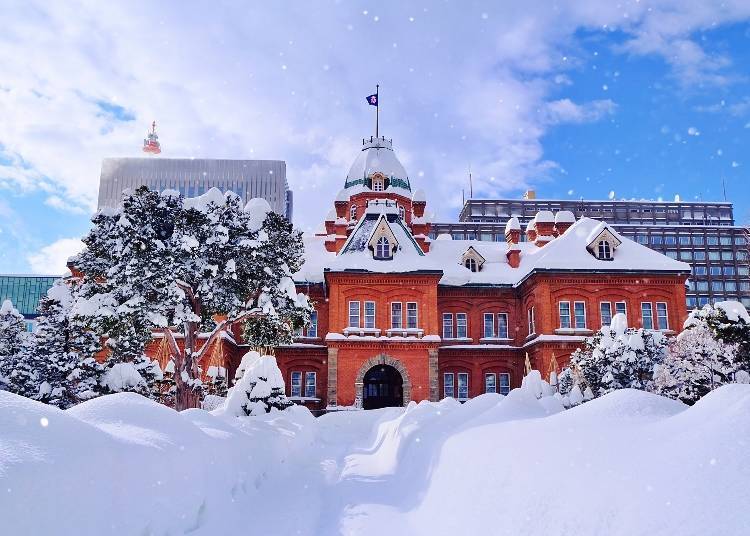 Places like the Former Hokkaido Government Office Building transform into enchanting winter scenes under the snow. (Photo: PIXTA)