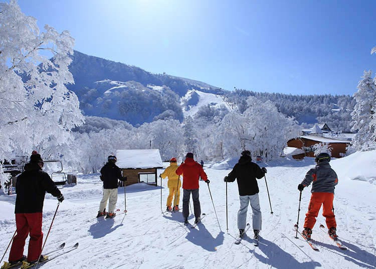 Bersukaria dengan permainan ski dan onsen (kolam air panas)