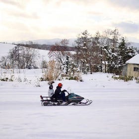 Percutian Sehari Musim Sejuk dari Sapporo: Perarakan Penguin Zoo Asahiyama, Snowmobile di Shiki-Sai-no-Oka, Pengalaman Forest Terrace/Takushinkan
Butiran & Tempahan ▶
(Foto/penyedia aktiviti: Klook)