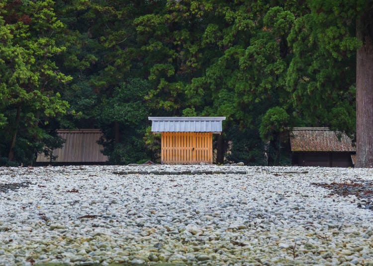 都心のビルの屋上にも見つかる祠や、伊勢神宮の古殿地