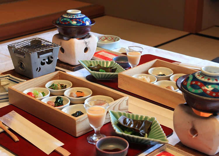 Menikmati masakan juga adalah salah satu keseronokan dalam percutian onsen
