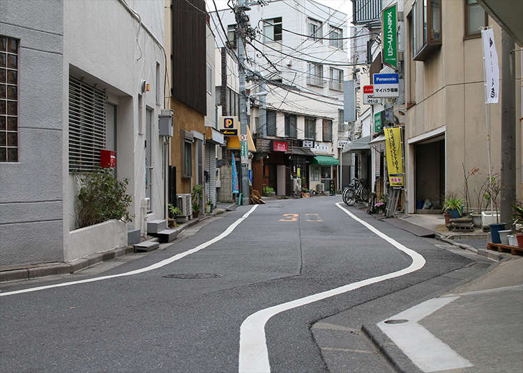 The winding road on the border of two wards.