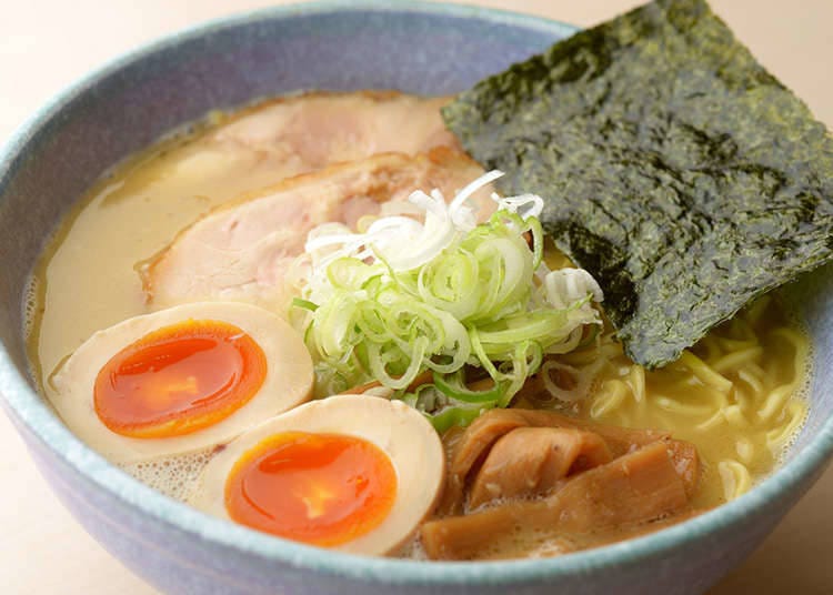 Jumlah kuantiti ramen (mi Jepun) yang banyak