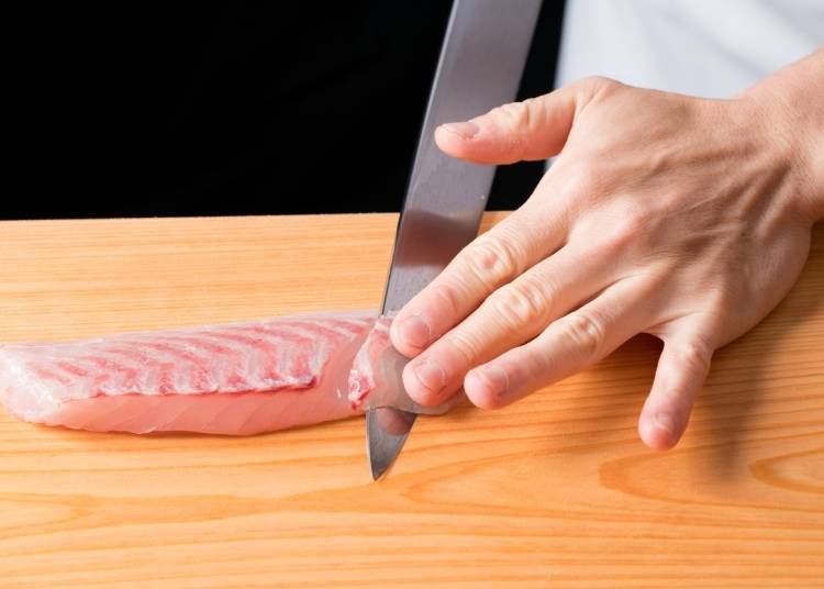 Red snapper being cut for sashimi (Photo: PIXTA)