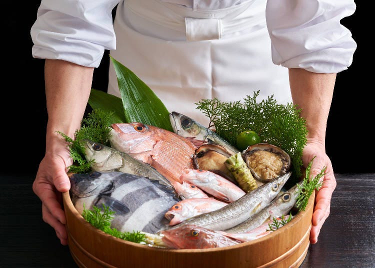 A variety of saltwater fish and shellfish before preparation (Photo: PIXTA)