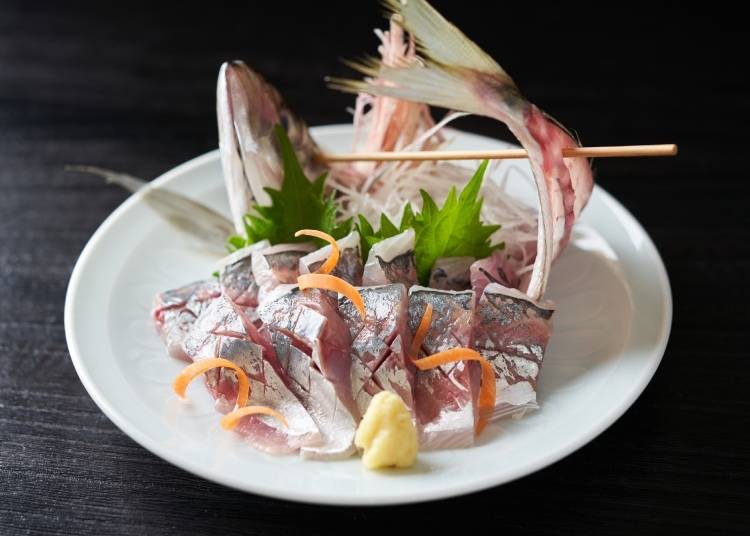 Aji (horse mackerel) and other “blue” fish are often served with grated ginger instead of wasabi (Photo: PIXTA)