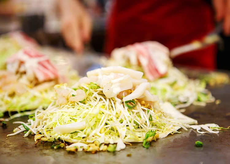 Untuk "okonomiyaki ala Hiroshima", bahan-bahan disusun berlapis dan dibakar.