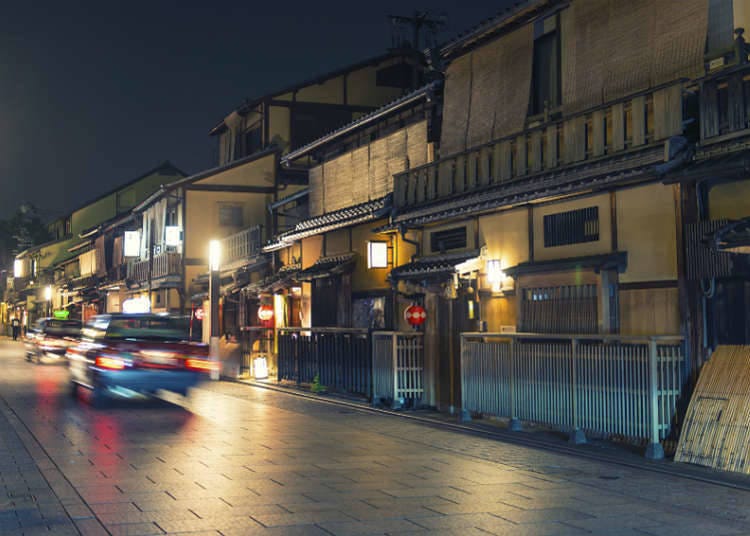 Etiquette to walk around historical quarters