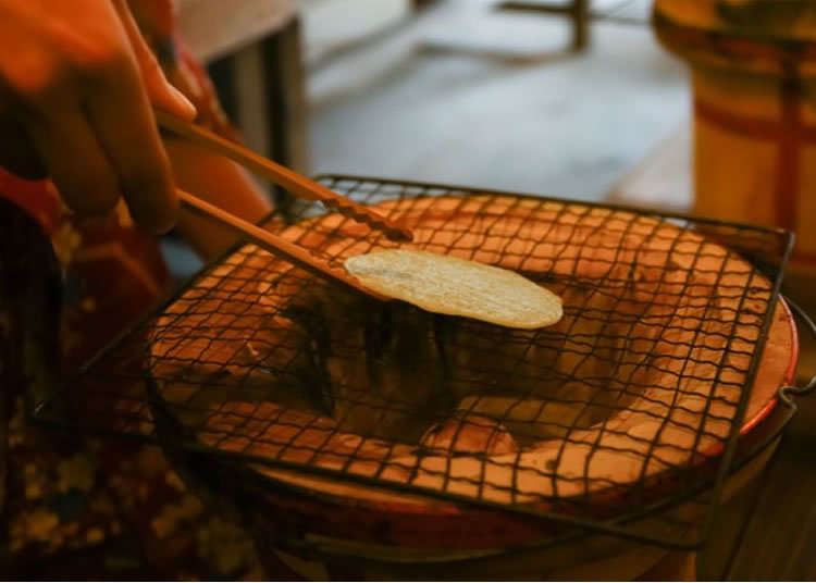 日本の伝統菓子「せんべい」焼き体験