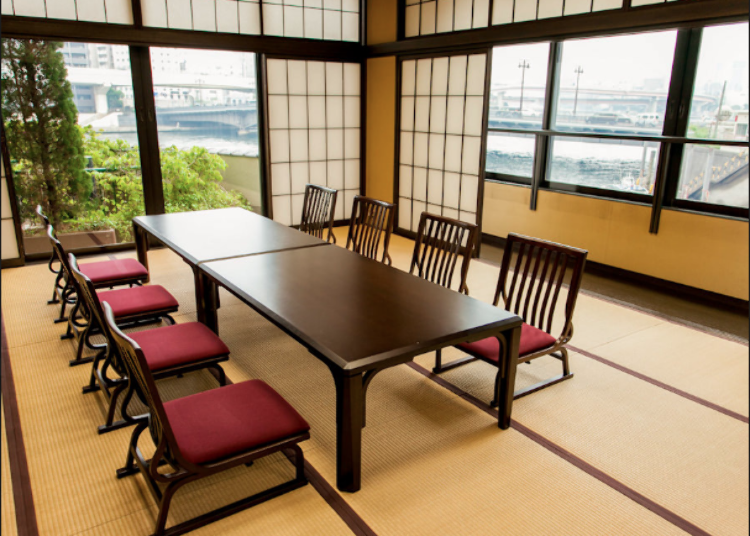 Ruangan khas Jepang yang dapat menikmati pemandangan sungai Sumidagawa selayang pandang