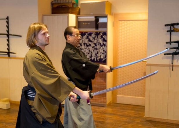 Samurai Swordsmanship: Taking a Real Battōjutsu Class in Tokyo! (Video)