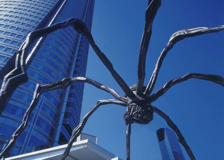 巨大的蜘蛛裝置藝術聳立眼前歡迎訪客