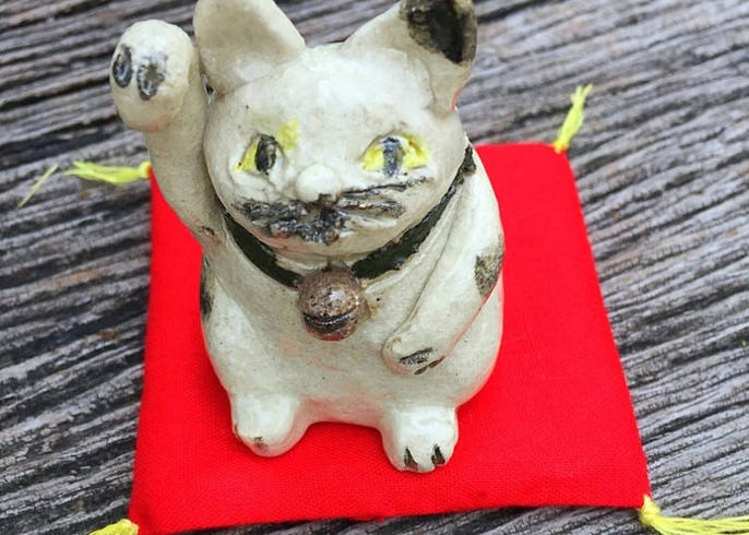 Maneki neko. Chinese authentic character asian lucky cat bel