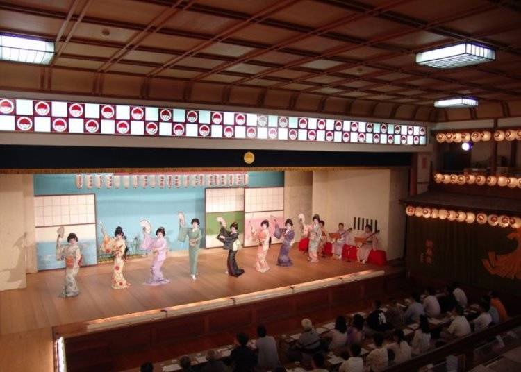 게이샤의 우아하고 아름다운 춤을 '게이기켄반'에서 감상