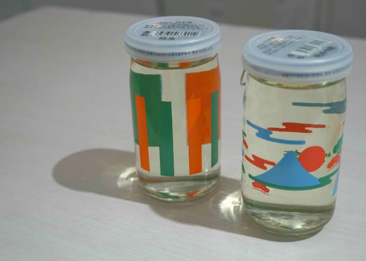 Botol sake yang bisa dijadikan gelas ini merupakan produk kolaborasi dengan pabrik arak Jepang dari Saitama. (350 yen (foto kanan), 300 yen (foto kiri), harga belum termasuk pajak)