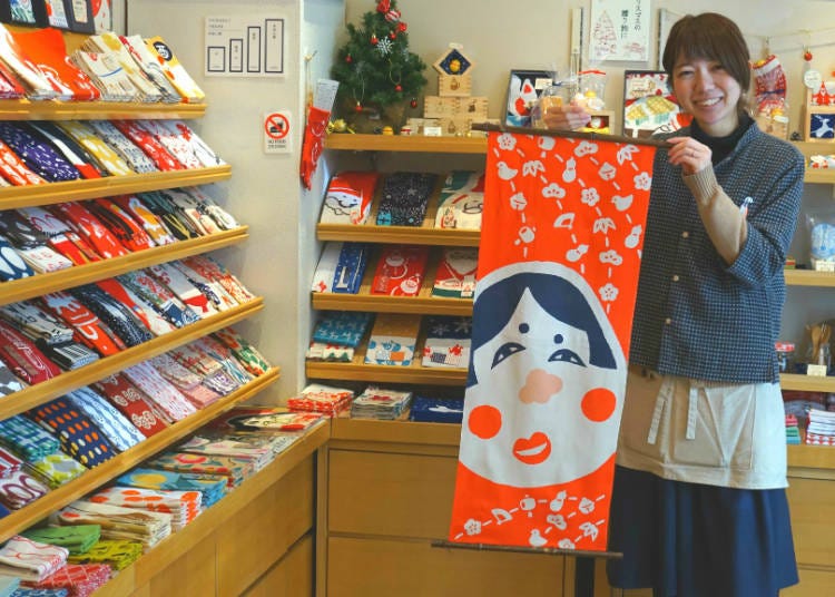 33厘米×90厘米的手帕上描绘的日本四季和世界观，真称得上是艺术。挂在墙上作装饰，作桌旗等用法自由。（800 JPY～1800 JPY、去税）