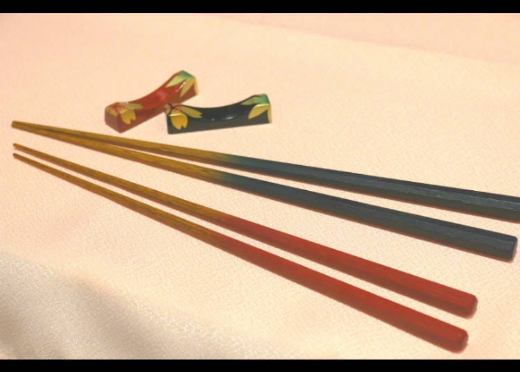 前頭纖細精緻的竹筷子。使用京都產的竹子製作，整雙連筷子的前頭都是八角形的高雅竹筷（3,000 JPY，未稅）