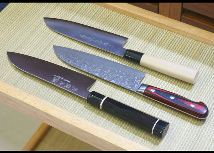 賞心悅目的日本菜刀。由後往前依序為堺打刀具（21,000 JPY）、越前刀具（26,000 JPY）、關刀具（39,900 JPY）＊全部含稅
