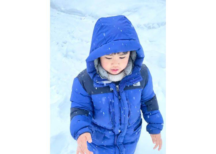 連帽羽絨外套是冬季遊日的好幫手｜照片取自《明太子小姐生活旅遊日記》Facebook