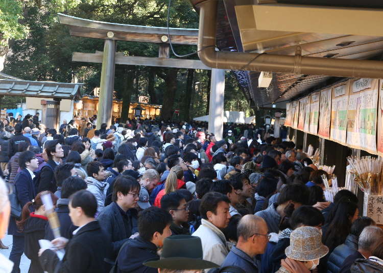 为神社舞台背后的景象而惊讶 日本初诣参拜人数位居首位的明治神宫花费半年时间在新年的准备工作上 Live Japan 日本的旅行 旅游 体验向导