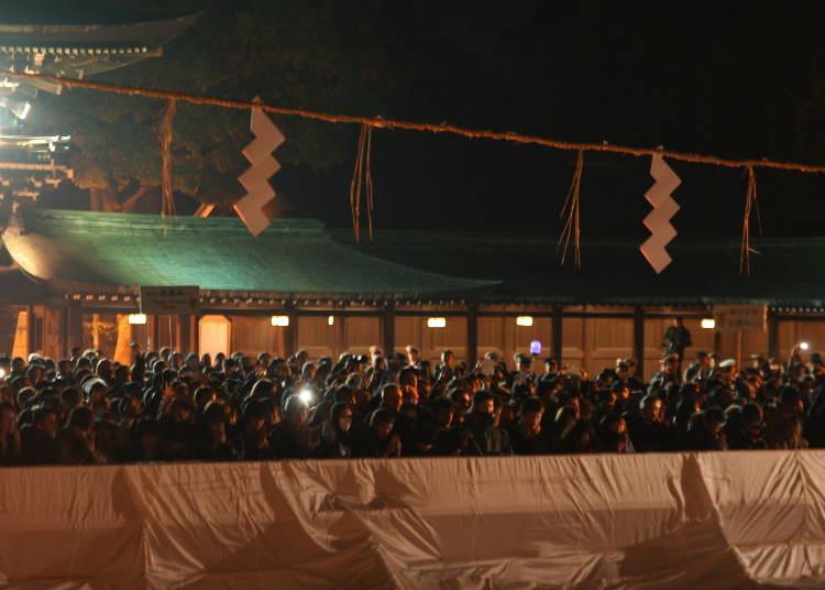 The shrine during New Year’s 2016. The white cloth marks the large offertory area. The rope above it is called a shide, and according to one theory, the small rope hanging down symbolizes rain while the white paper symbolizes clouds. It is a sign of gratefulness and awe towards nature.