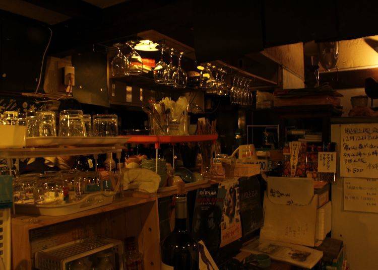 A large variety of spirits and the cultured, sophisticated atmosphere of other decades – these are Golden Gai’s old bars.