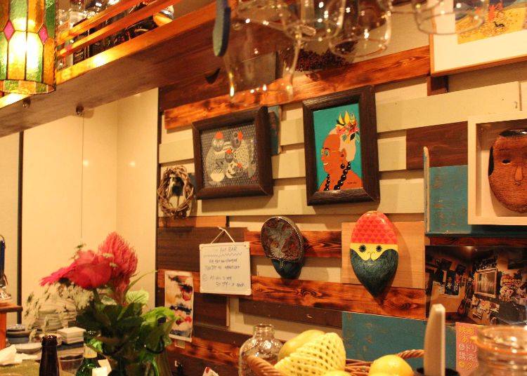 今年オープンしたばかりのアーティストのMIKIさんのお店、BarMIKI。作品が飾られた店内はカフェのよう。