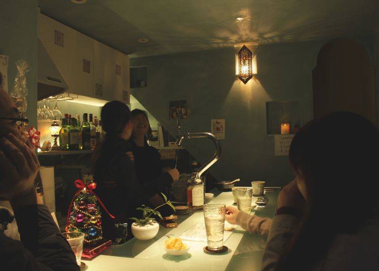1楼只有6个座位的酒吧“cremaster”，全是初次见面的客人。之后5位来日本出差的美国人进店来，站在背后喝酒。