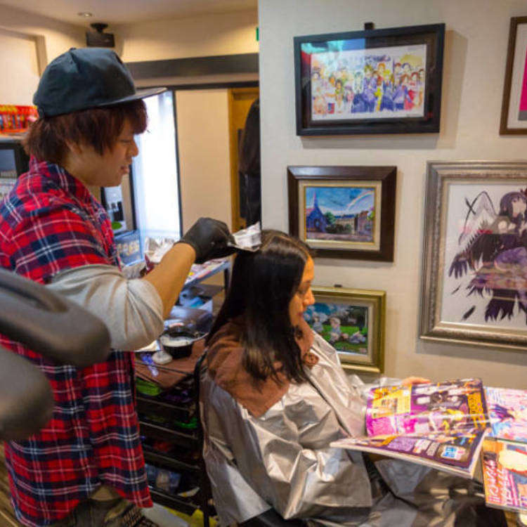 秋葉原のオタク向け美容室 Off Kai でアニメキャラ風の髪型を注文