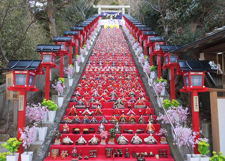 遠見岬(とみさき)神社の石段にずらりと飾られるひな人形は必見