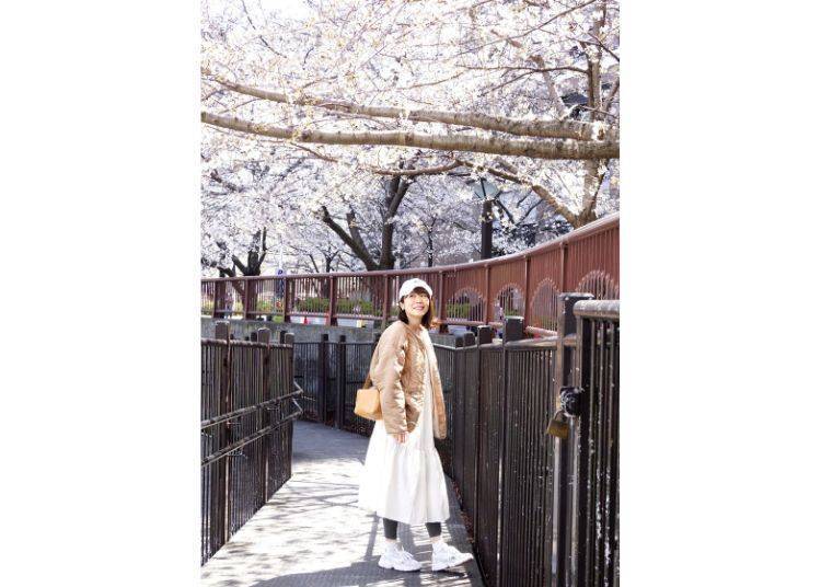 A beige fleece-lined down jacket paired with a white long skirt and black leggings for layered dressing looks great / Photo courtesy of "Ms. Mentaiko's Travel Diary" Facebook Page