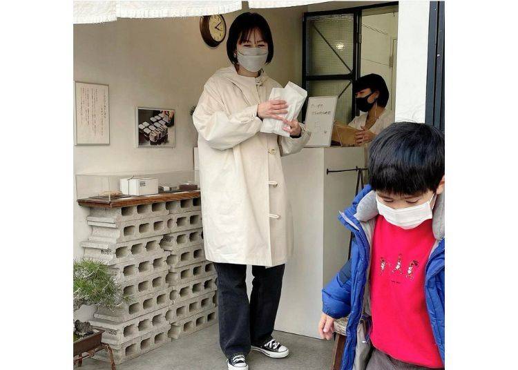 平滑材質的風衣防止花粉沾黏｜照片取自《明太子小姐生活旅遊日記》Facebook