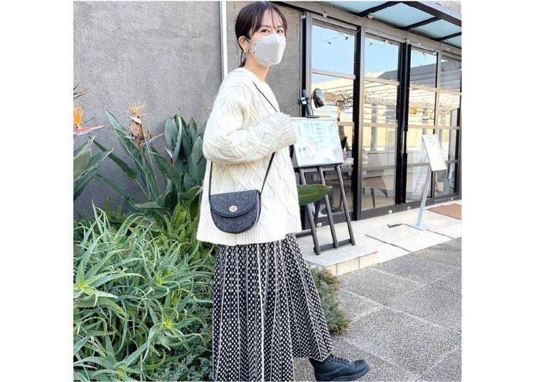 米白色針織外套兼顧保暖＆春季氣息｜照片取自《明太子小姐生活旅遊日記》Facebook