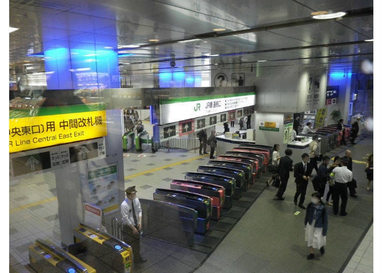 京王線駅からJR駅構内の中央通路へ入る中間改札