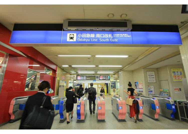 ประตูตรวจตั๋วทางออกฝั่งใต้ของสถานีรถไฟสายโอดะคิว (Odakyu)