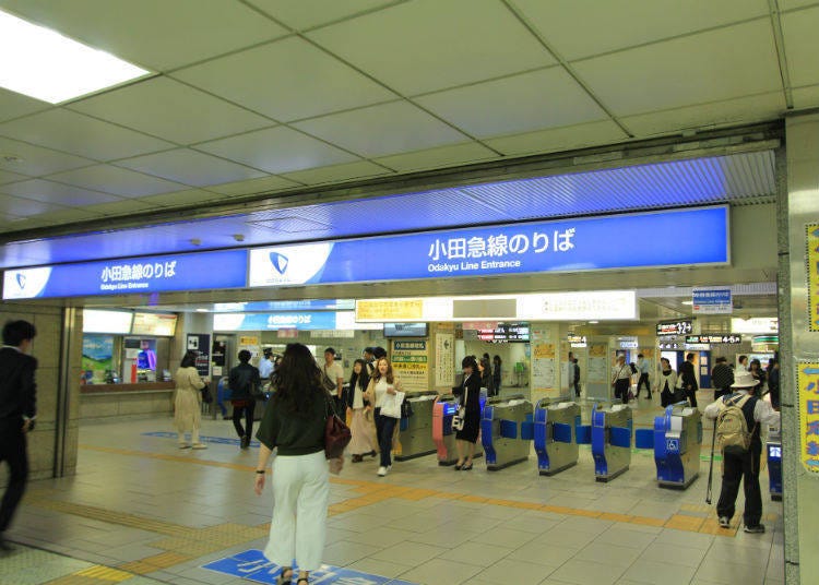 ประตูตรวจตั๋วที่เชื่อมระหว่างสถานีรถไฟ JR และสถานีรถไฟสายโอดะคิว (ถ่ายจากฝั่งสถานีรถไฟ JR)